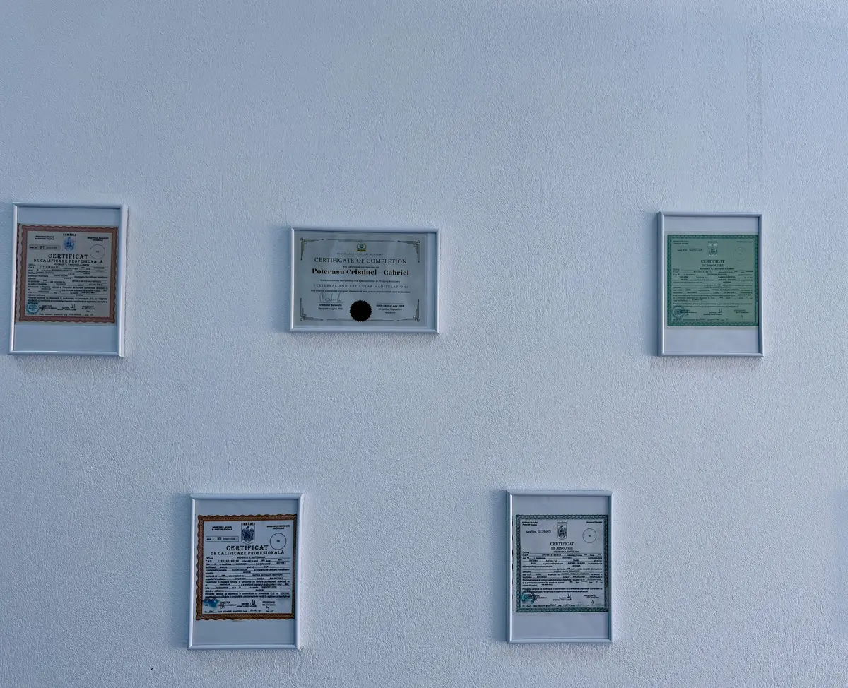 Certificate profesionale afișate în clinica Motion Clinic