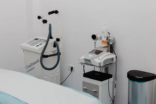 Echipamente de fizioterapie și recuperare în spațiul de tratament Motion Clinic, Snagov Plaza.