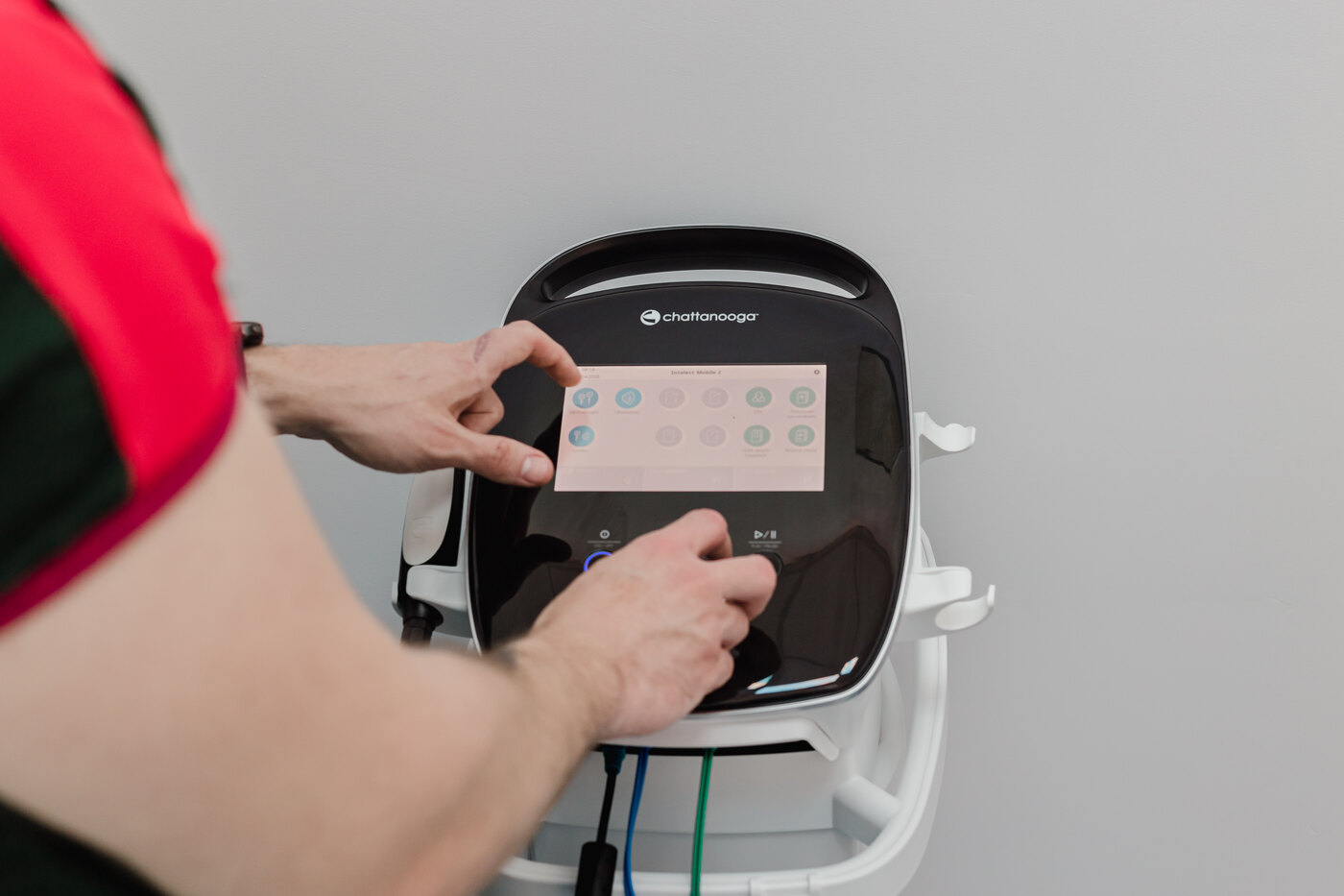 Chattanooga Intelect Mobile 2 — terapeut reglează touchscreen-ul și canalele pe aparatul din cabinetul Motion Clinic, Snagov Plaza.