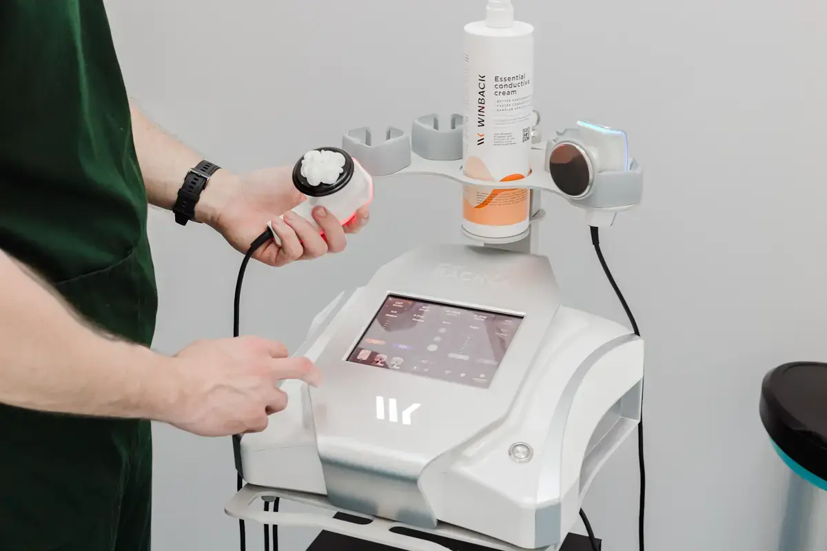 Fizioterapeut folosește aplicatorul aparatului WinBACK Back 4 (terapie Tecar) cu gel conductor; reglare pe ecran tactil — Motion Clinic, Snagov Plaza, Ilfov.