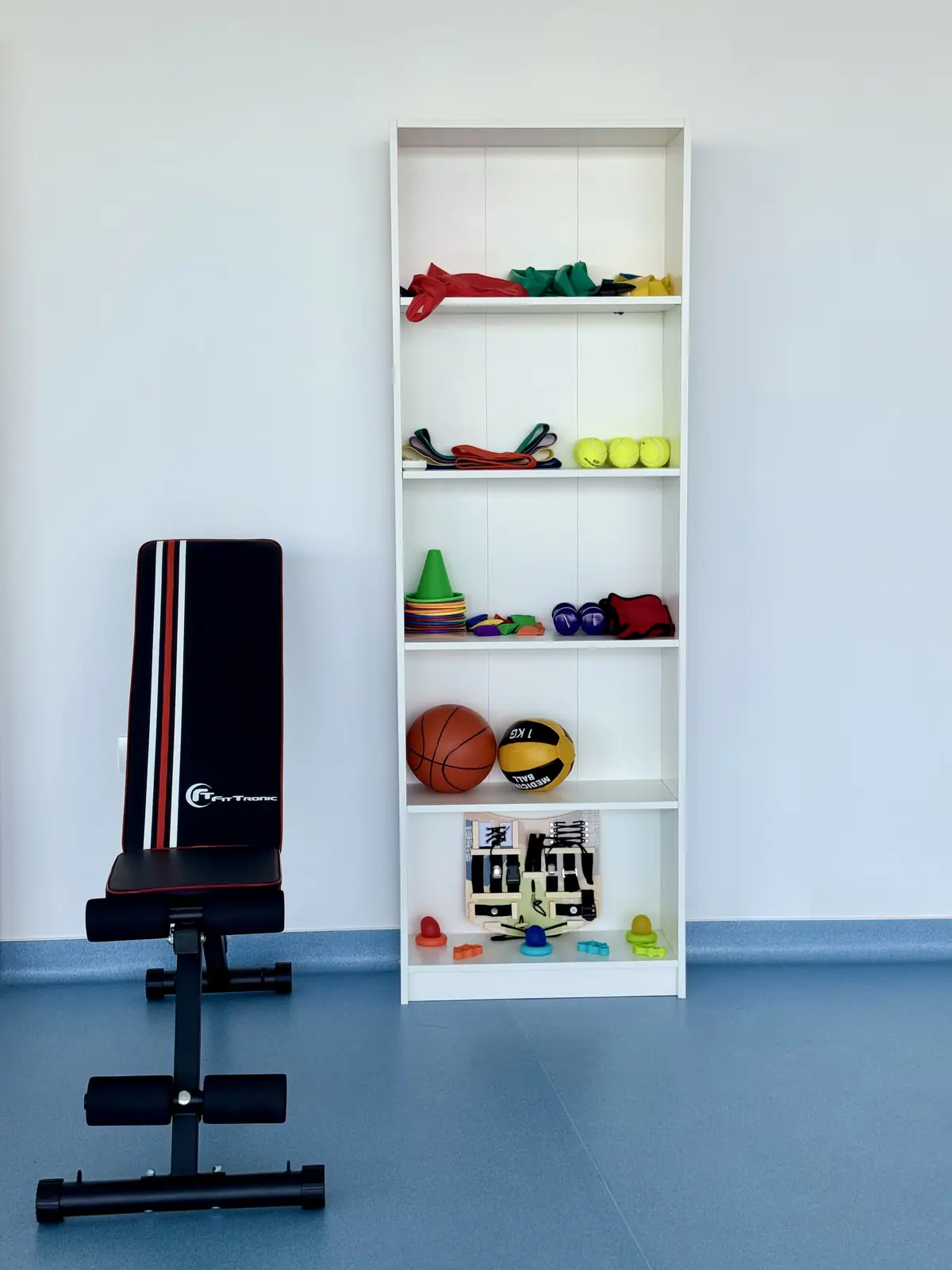 Raft cu benzi elastice, conuri, mingi terapeutice și accesorii pentru exercițiu în sala Motion Clinic — materiale pentru kinetoterapie, Snagov Plaza.